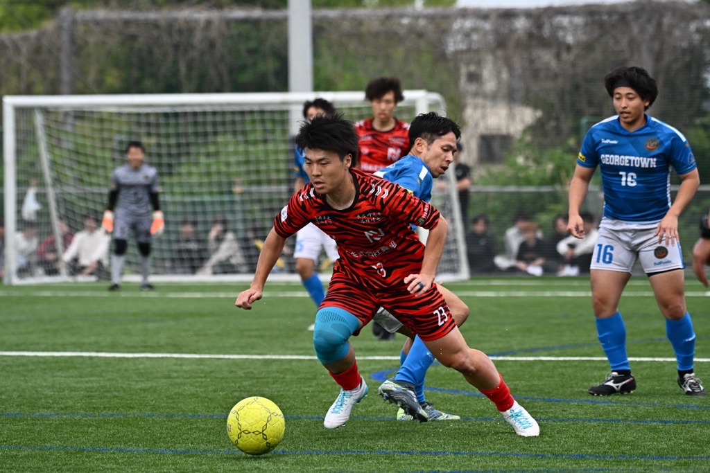 密集した局面でボールをキープしドリブルで仕掛ける谷田光