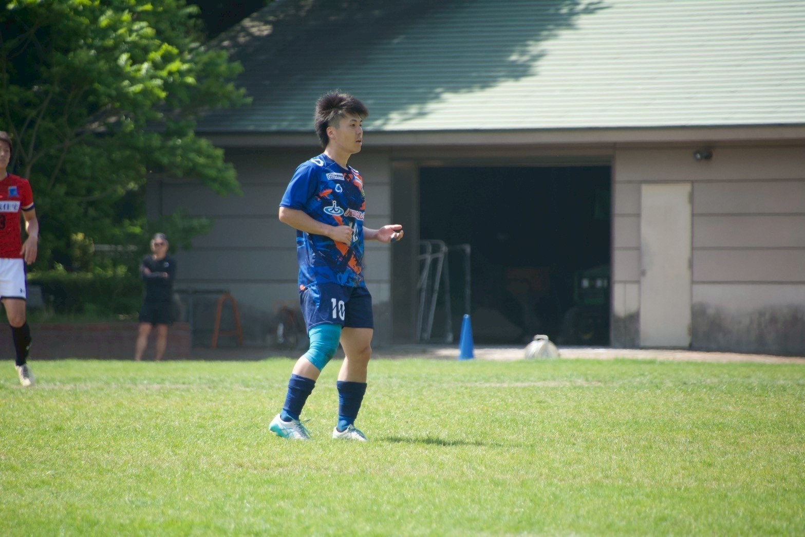 社会人サッカー FCカラスト でドリブル突破を仕掛ける谷田光